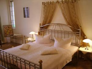 柏林科萨克裴森酒店的一间卧室配有一张大床和枕头