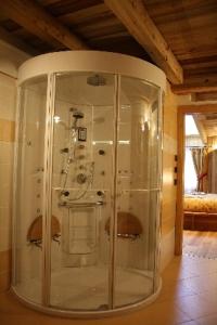 TerzolasResidenza La Corte Dei Toldi的玻璃淋浴间位于客房的角落