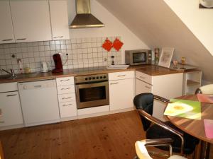 施派尔科拉赤莫公寓的厨房配有白色橱柜和一张桌子