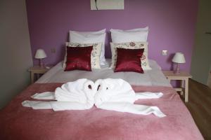 Niaux尼奥斯旅馆的一张带毛巾和枕头的床