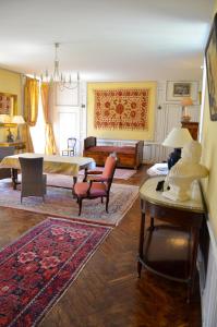 HillionChambres d'hôtes Château de Bonabry的客厅配有桌椅和沙发