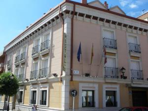 拉古纳德杜埃罗比利亚尔圣女旅馆的前面有两面旗帜的建筑