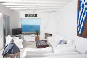 卡拉法蒂斯Villa Lia的白色的客厅配有白色的沙发和电视