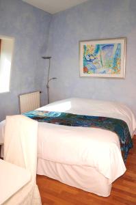 巴黎52 Clichy Bed & Breakfast - Chambre d'hôtes的卧室配有一张白色大床