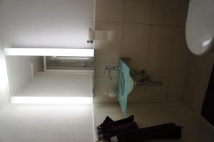 豪尔根荷根一室公寓及公寓酒店的一间带蓝色伞淋浴的浴室