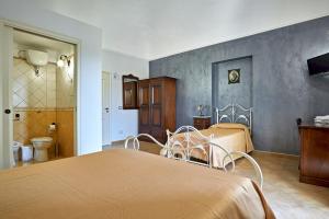 CenturipeAgriturismo Conte Ruggero的一间带两张床的卧室和一间浴室