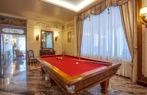 阿巴诺泰尔梅阿巴诺丽兹温泉酒店的客厅设有台球桌,客厅设有游泳池