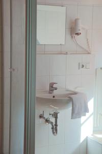 瓦尔多夫多尔尼尔歇斯豪斯酒店的一间带水槽和镜子的浴室