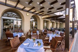罗德镇宜必斯库斯酒店的大楼内一家带蓝色桌椅的餐厅