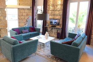费拉角圣让Boutique Hotel & Spa la Villa Cap Ferrat的客厅配有两张沙发和一张桌子