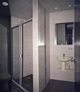 伊皮亚莱斯Hotel Avanty的带淋浴、盥洗盆和卫生间的浴室