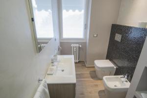 斯特雷萨Appartamento Azalea Stresa的一间带水槽和卫生间的浴室