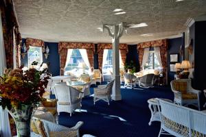 佩托斯基斯塔福德海湾景酒店的配有桌椅和窗户的房间