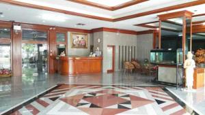 曼谷蓬乔克公馆酒店的一间客厅,设有大型瓷砖地板和大堂