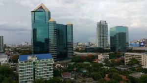 曼谷蓬乔克公馆酒店的城市中一群高大的建筑