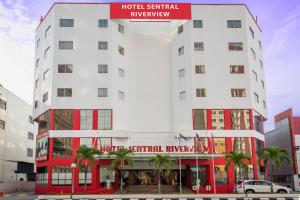 马六甲马六甲江景仙特拉酒店的白色的酒店,上面有红色的标志