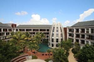 库塔巴厘岛金色郁金香继能度假酒店的享有带游泳池和大楼的度假村景色