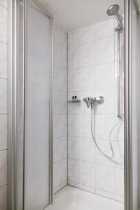 瓦尔多夫兰德格拉夫旅馆的浴室内配有淋浴和头顶淋浴
