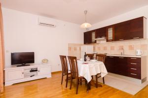默克斯卡Apartment Marela的厨房配有桌椅和电视。