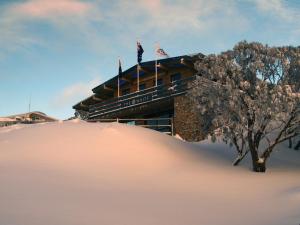 布勒山维多利亚滑雪俱乐部 - 艾弗惠塔克山林小屋的一座位于雪覆盖的山顶上的建筑