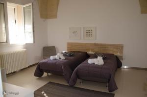 莱切省卡瓦利诺Rescio's Rooms的客厅配有沙发和椅子
