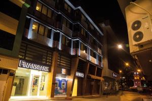 伯萨Bursa Suites Apart Otel的夜幕降临的城市街道上