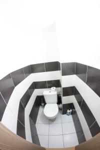兹诺伊莫Pension Thaya的一间位于客房内的白色卫生间的浴室