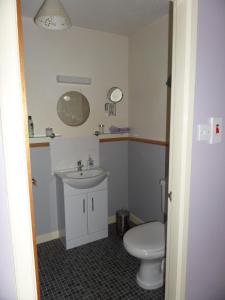 多诺赫Amalfi Bed and Breakfast的浴室配有白色卫生间和盥洗盆。