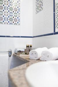 普罗普里亚诺Le Lido的浴室设有毛巾、台面和水槽
