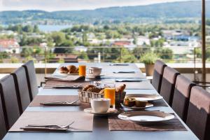 博登斯边的拉多夫采尔K99酒店的观景阳台的餐桌,配有食物和咖啡