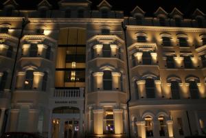 道格拉斯曼宁酒店的建筑物的灯面