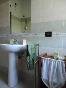 科玛南扎Il Gelso Rosso的一间带水槽和镜子的浴室