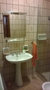 托雷苏达Villa Loredana的浴室设有白色水槽和镜子