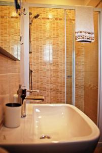 乌马格Rooms Edda的浴室配有白色浴缸和淋浴。