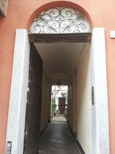 卡尔马尼奥拉Casa Ternavassi的木门的建筑物入口