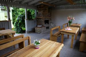 文茨皮尔斯Marbella的庭院设有木桌、长凳和壁炉。