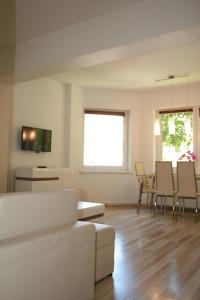 米兹多洛杰Apartament Light & Bright的客厅配有白色的沙发和桌子