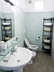 萨尔扎纳皮安迪卢娜住宿加早餐旅馆的浴室配有白色水槽和卫生间。