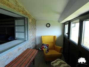 San MartínAlbergue La Incera的客厅配有黄色椅子和桌子