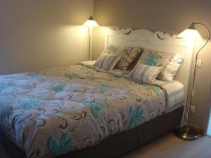 滨海贝尔克奥东斯亚住宿加早餐酒店的一间卧室配有一张带蓝色鲜花的大床