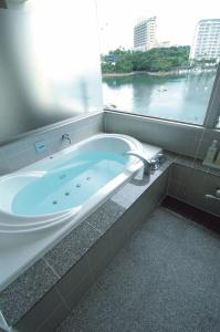 白滨鲁安冬白滨酒店的带浴缸的浴室和大窗户