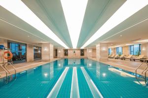 常州常州福记逸高酒店的大型游泳池设有大型天花板