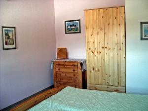 Sankt Stephan摩根斯坦木屋酒店的一间卧室配有一张床和一个木制橱柜