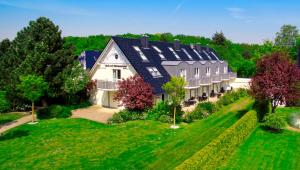 蒂门多弗施特兰德Strandgrün Golf- & Spa Resort的享有大型房屋的空中景致,设有太阳能电池板