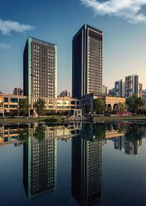重庆重庆华辰国际大酒店的水体旁高楼城市