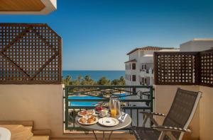 阿尔啼SH加迪亚别墅酒店的阳台上的餐桌和食物,享有海景