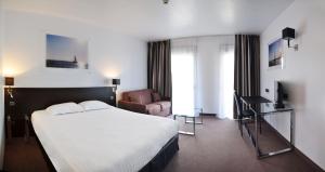 波尔尼克波尔尼克金郁金香套房公寓式酒店的酒店客房设有一张大床和一张沙发。