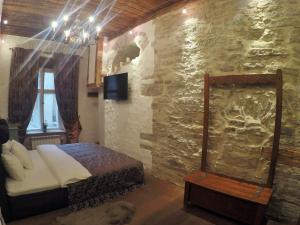 塔林Viru Lux Apartment的一间卧室设有一张床和石墙