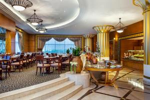 阿布扎比阿布扎比海滨大道酒店的一间在房间内配有桌椅的餐厅