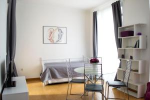 塞维利亚塞维利亚天井之家公寓的客厅配有床和桌椅